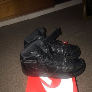 I’m selling these Air Force 1’s!!!
